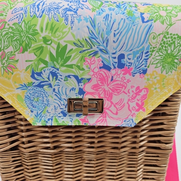 LILLY PULITZER Cheek To Cheek Wicker Wine Carrier with Strap Multi-color/ Pink - Picture 2 of 10